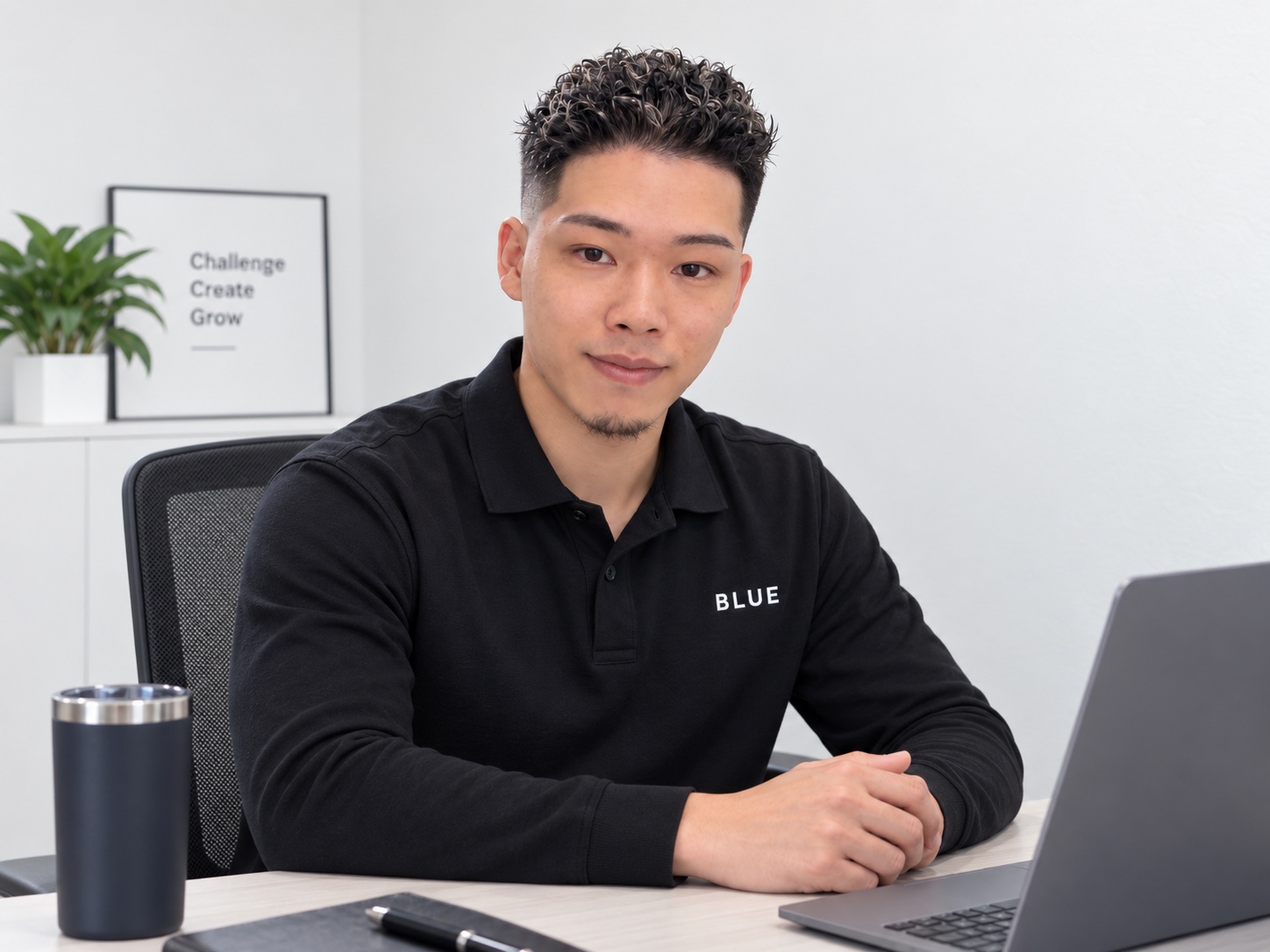 オフィスに座るBLUE代表 芝本愛矢人